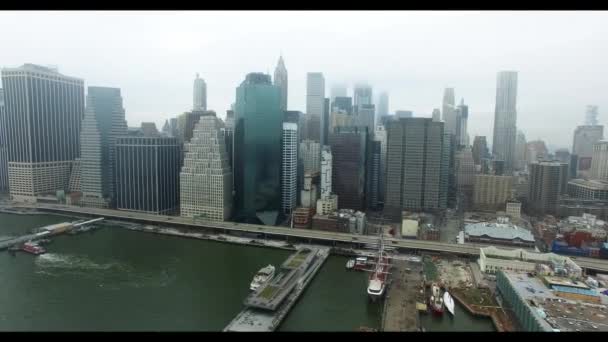 Antenn skott av Manhattan från Hudson river. Utsikt över autostrada med biltrafik — Stockvideo