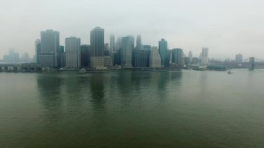 New York City sokaklarında Hudson Nehri üzerinde helikopter uçuş