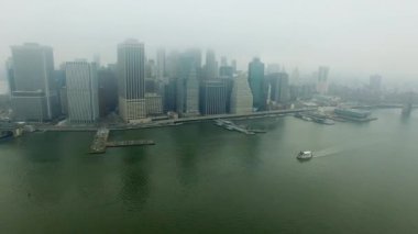 New York binalar ve araba trafik otobanı üzerinde hava atış