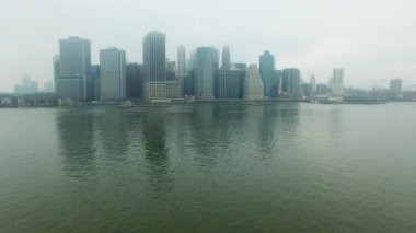 Hudson Nehri üzerinde helikopter uçuş Brooklyn Köprüsü