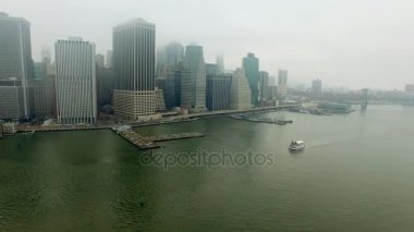 Hudson Nehri üzerinde helikopter uçuş Brooklyn Köprüsü yakınlarında