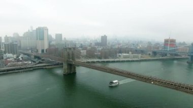 Kuş gözü helikopter çekim Brooklyn Köprüsü ve park