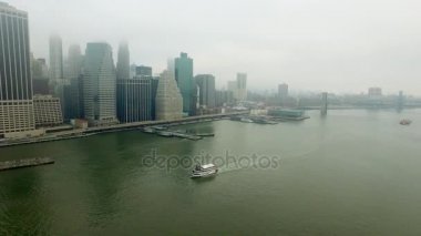 ABD bayrağı Brooklyn Köprüsü üzerinde etrafında dönen helikopter