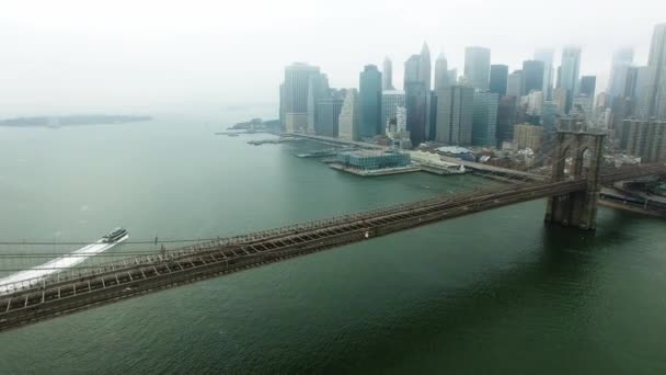 Copter schot van Manhattan en veerboot — Stockvideo