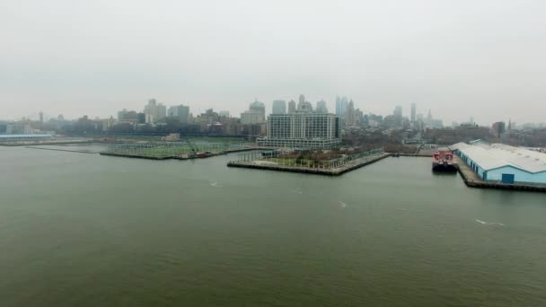 Vista aérea de Manhattan disparada sobre el río Hudson — Vídeos de Stock
