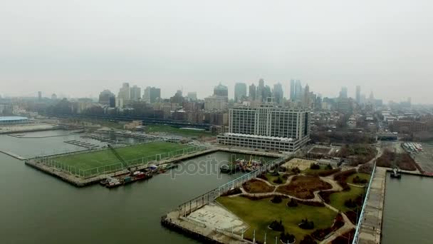 Antenn skott fotbollsplan och park på Brooklyn island — Stockvideo