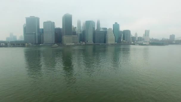 Vuelo en helicóptero sobre el río Hudson al puente de Brooklyn — Vídeo de stock