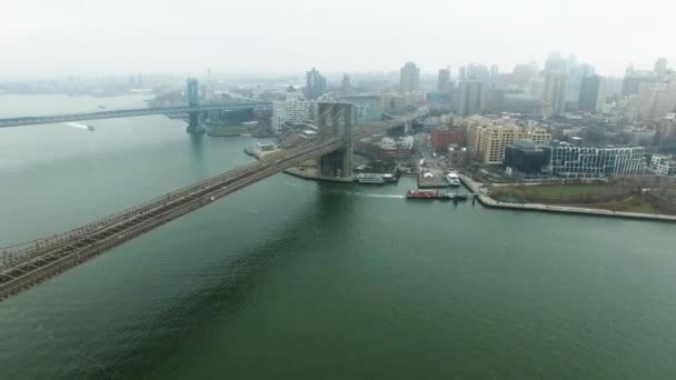 Luchtfoto van autoverkeer op Brooklyn bridge van copter — Stockvideo