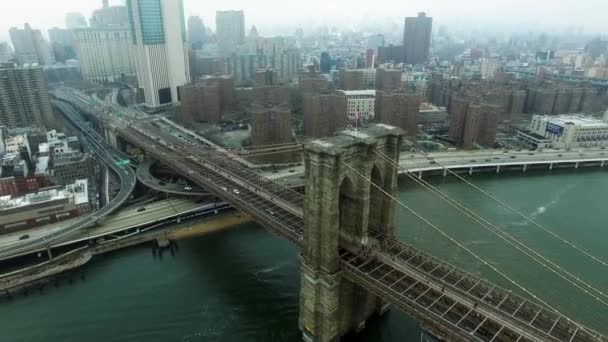 Vista panorâmica do tráfego de automóveis na ponte de Brooklyn e barco flutuando sob ele — Vídeo de Stock