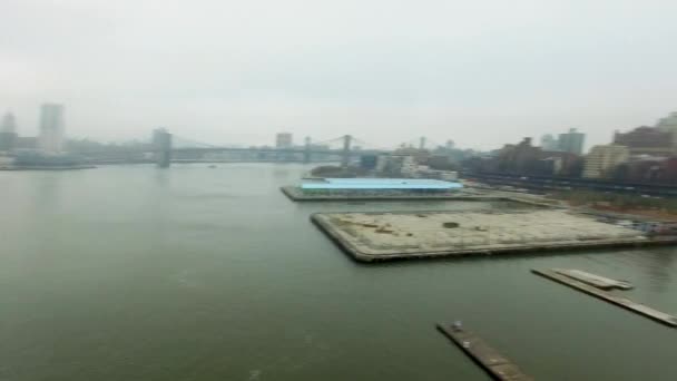 Vue aérienne du pont de Brooklyn et de la circulation automobile dessus — Video