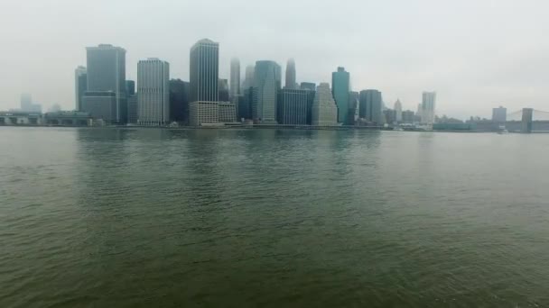 Foto aérea de Brooklyn y el famoso puente de Brooklyn — Vídeos de Stock