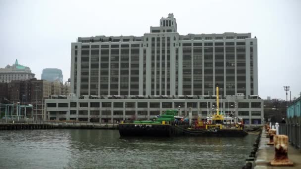 Снимок здания возле парома Стейтен-Айленд возле реки Гудзон — стоковое видео