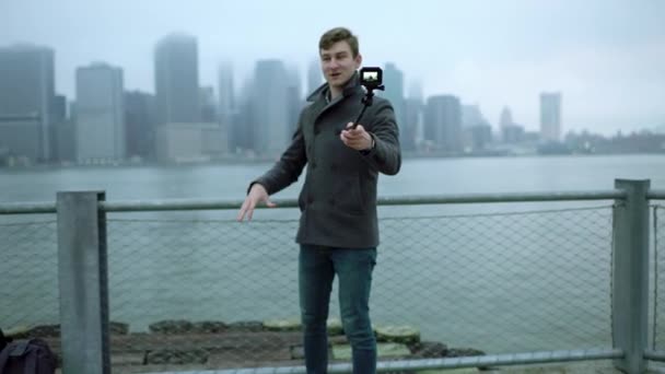 Jeune homme prenant une photo de lui et Manhattan — Video