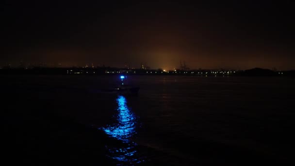 Постріл освітлення човен плаває річки Гудзон в нічний час — стокове відео
