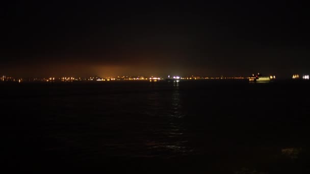 Girato di fiume Hudson e grande barca durante la notte — Video Stock