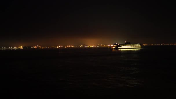 Prise de vue de grand bateau blanc la nuit sur la rivière Hudson 