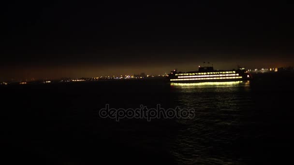 Stora vita fartyg och båt lysande blått ljus flytande av Hudson river — Stockvideo