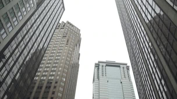 Aufnahme von Gebäuden und Straßen in New York City — Stockvideo