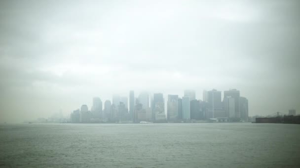 Shot of foggy Manhattan island — Stock Video