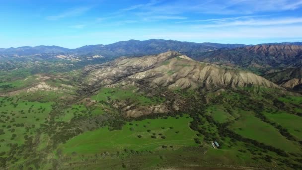 Magnifique prise de vue aérienne du champ vert et des montagnes au loin — Video