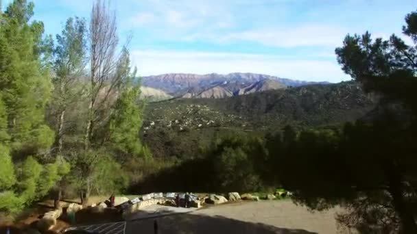 Magnífica toma de estacionamiento con turistas y valle con colinas y bosques — Vídeos de Stock