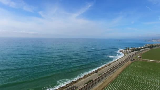 Otoyol ve yakın Pasifik Sahili ile saç ekimi Mısır alanının havadan görünümü — Stok video
