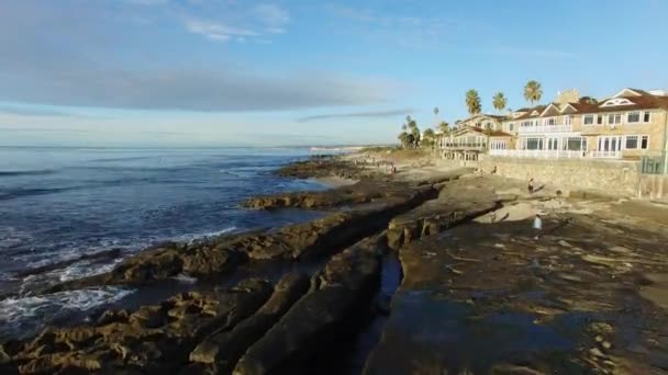 Maravillosa vista sobre una costa desde arriba — Vídeo de stock