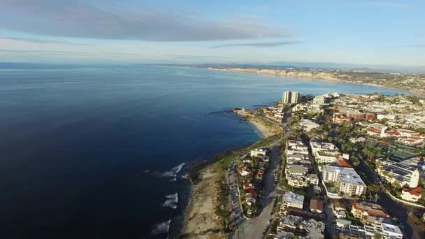 ヘリコプター飛行太平洋沿岸のサンディエゴ、上を表示 — ストック動画