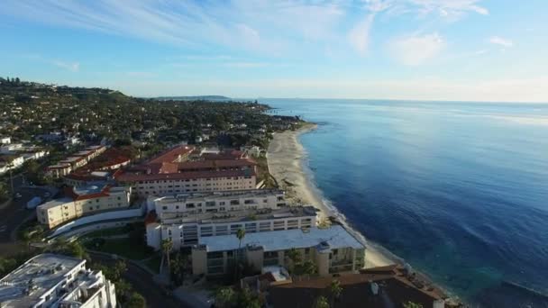 Uçuş San Diego ve görünümü La Jolla cove Beach yukarıda — Stok video