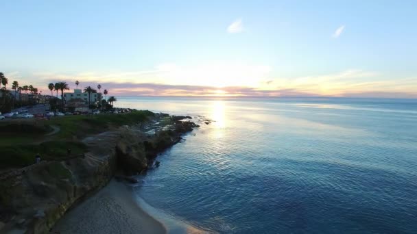 Blick auf Strand und Meer bei Sonnenuntergang — Stockvideo