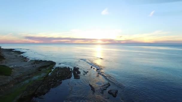 Copter vlucht boven de stenen op een kust aan de Stille Oceaan — Stockvideo