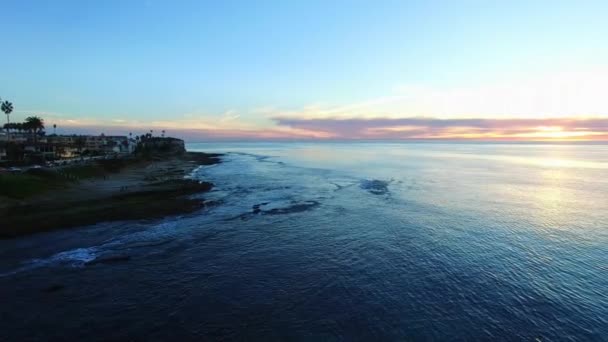 Panoramisch uitzicht op de Stille Oceaan en een kust — Stockvideo