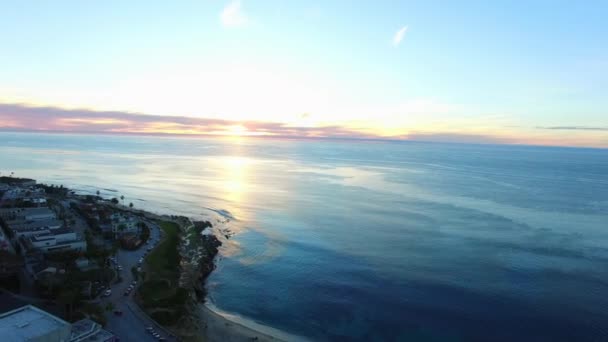 Copter vlucht boven San Diego en uitzicht op de Stille Oceaan bij de zonsondergang — Stockvideo