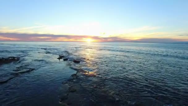 Voo de helicóptero acima do oceano ao pôr do sol — Vídeo de Stock