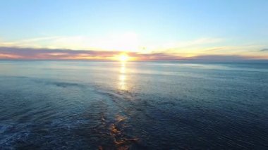 Pasifik Okyanusu ve sahilde günbatımı