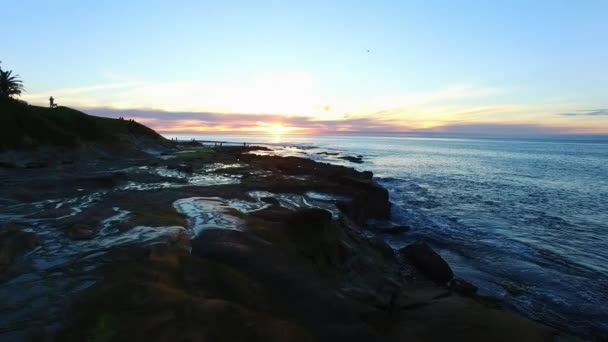 Drone vlucht boven kust in de schemering — Stockvideo