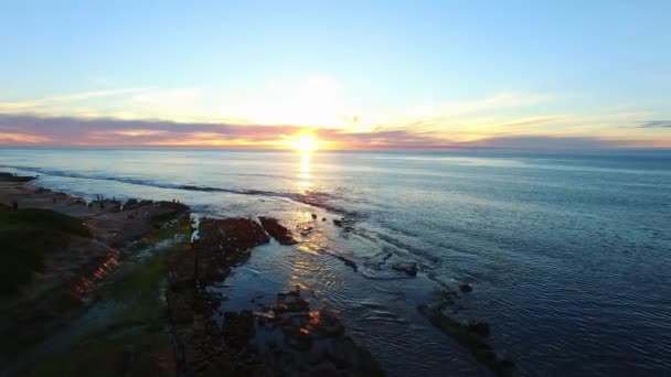 Vrtulník letu nad Tichým oceánem za soumraku — Stock video
