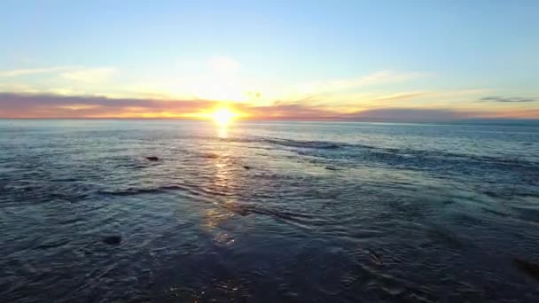 Malebné střílí západ slunce na pobřeží Tichého oceánu — Stock video