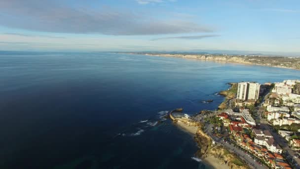 헬리콥터 비행 샌디에고의 해안 지 대 위에 — 비디오