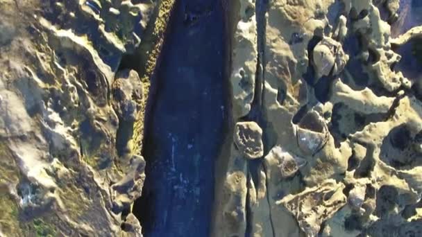 直升机飞行上面靠近太平洋岩石 — 图库视频影像