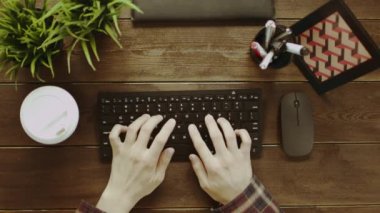 Yukarıdan aşağıya klavyede yazarken kahve içme adam görünümünü