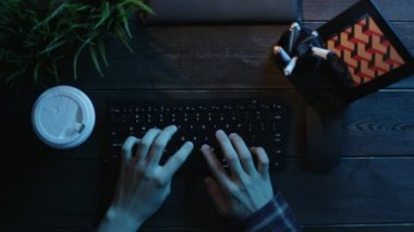 Klavyede yazarken kahve içme adamın havai görünümü