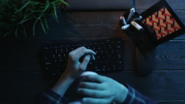 Kahve içme ve klavyede yazmadan önce parmaklarını ısınma insanın genel gider atış