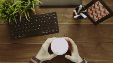 Yukarıdan aşağı atış adam görüntülü sohbet sahip ve kahve yudumlarken gesticulating