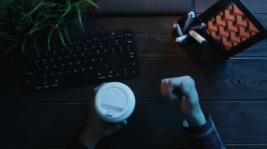 Görüntülü sohbet sahip ve kahve yudumlarken gesticulating insanın genel gider atış