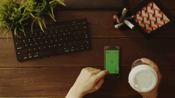 Yukarıdan aşağıya kahve yudumlarken onun smartphone ile yeşil ekran kullanan adam görünümünü — Stok video