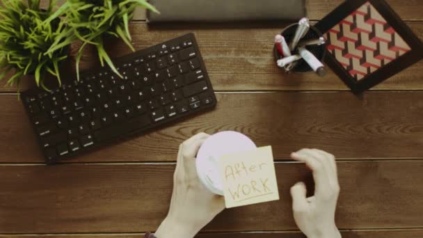 Aufnahme von oben, wie ein Mann seine Computerarbeit beendet und Kaffee trinkt — Stockvideo