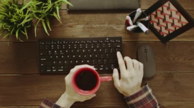 Yukarıdan aşağı süre bilgisayar önünde oturma kahve içme adam görünümünü