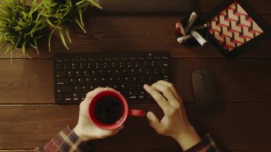 Süre bilgisayar önünde oturma kahve içme adam havai çekim