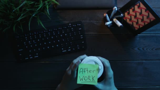 Kopfschuss eines Mannes, der seine Computerarbeit beendet und Kaffee trinkt — Stockvideo
